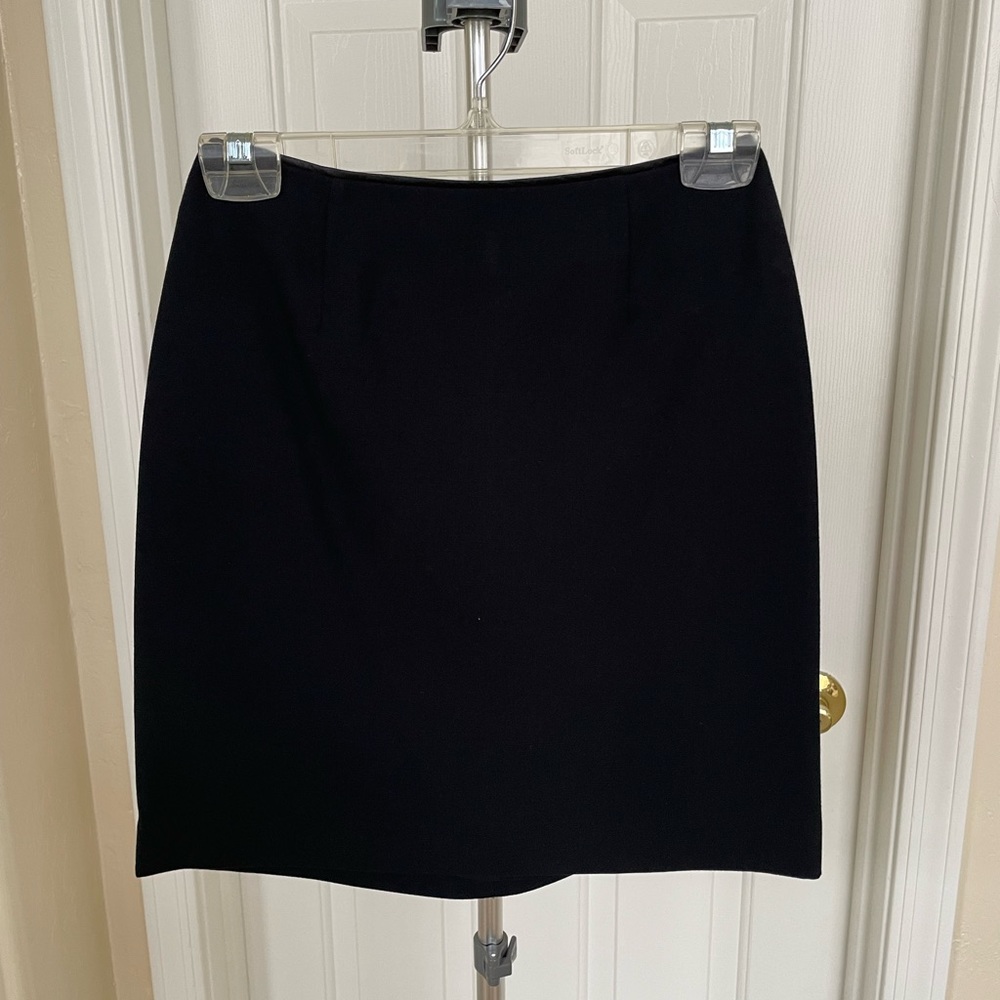 Gap black skirt ,fully lined .